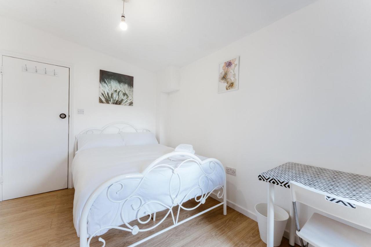 Mile End Double Rooms 27 Guest House Londra Exterior foto
