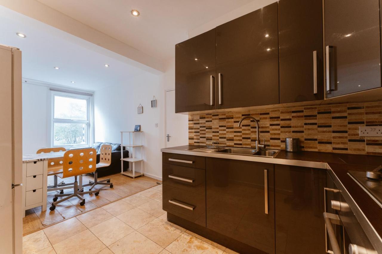 Mile End Double Rooms 27 Guest House Londra Exterior foto